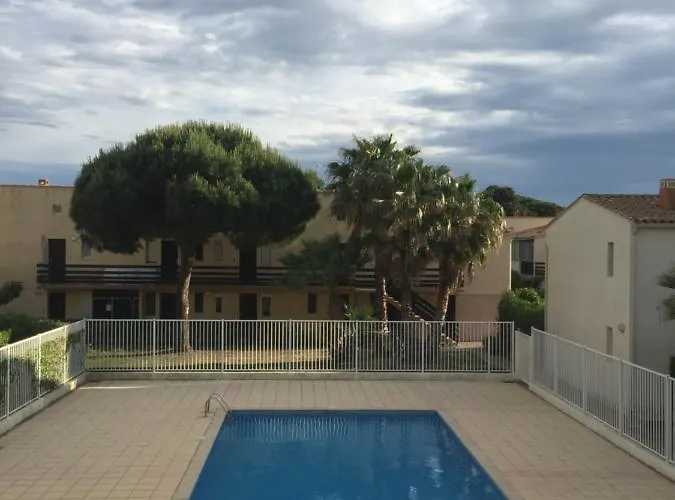 Appartement très proche naturiste, chic, piscine