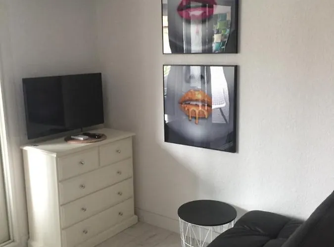 Appartement très proche naturiste, chic, piscine